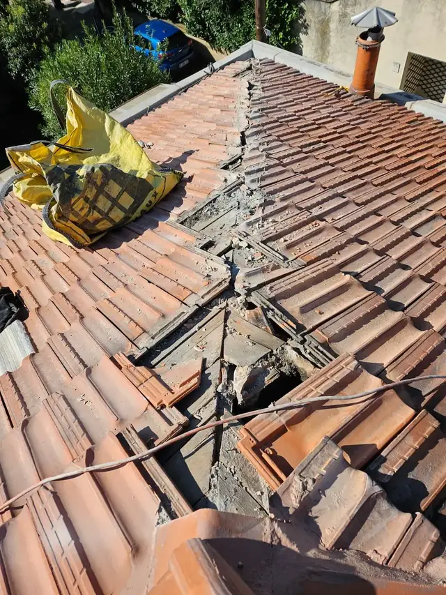 Dépose du faîtage et des arêtiers scellés au mortier sur une toiture en tuiles